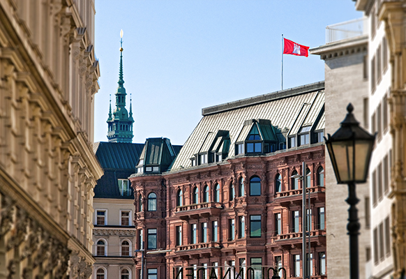 Blick auf Hamburgs Fassaden, im Hintergrund die Hamburg-Flagge